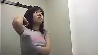 秘密摄像头捕捉到更衣室里换衣服的女人