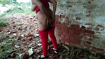 成熟的印度家庭主妇在丛林里被操