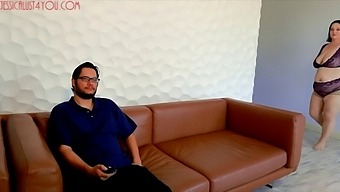 妈妈的大天然乳房被高清挑逗