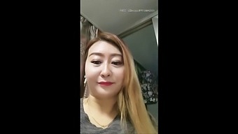 亚洲成熟妈妈:第一次与继母的邂逅