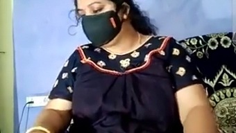 印度美女妻子从后面被淘气地插入