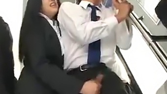 日本宝贝在公共巴士上手淫