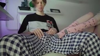 妹妹在我们家给我做感性的足部按摩