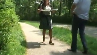 与荷兰美熟女从后面粗暴地做爱