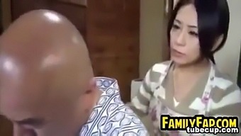 一个年长的男人和一个年轻人做爱