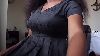 与穿着教堂礼服的丰满棕发女郎的激烈独奏会话