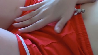 她喜欢和其他女人做爱
