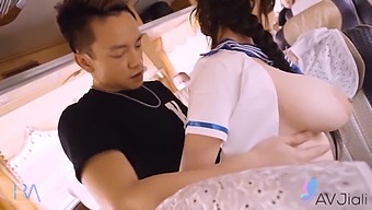 性感的台湾女人在公车上与陌生人公开做爱,她的巨乳