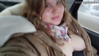 丰满的女孩在出租车上自慰