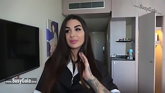 大屁股宝贝susy Gala在旅馆房间里变得肮脏