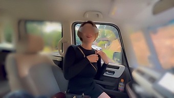 大奶宝贝打断户外自慰,进行狂野的面部操