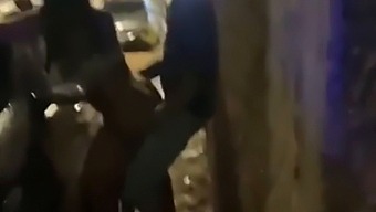 Xxx视频中的街头辣妹热辣场景疯传。