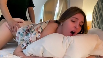 一个年轻男子在旅馆房间里与他的继母发生性关系,从后面和内射