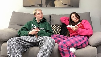 继兄妹看色情片,在继妹附近自慰,继妹提供手交而不是学习