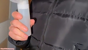 继母带她的继子去公共洗手间进行第一次性接触