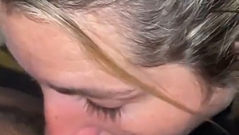 成熟的金发女郎沉迷于深喉和黑色阴茎的口交快感