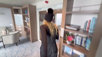 在邮轮上和我女朋友不在时遇到的一个漂亮女人做爱。