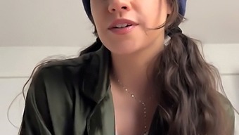 美丽的quinn Finite,一个惊艳的继妹,拥有惊人的天然乳房,在她生病的床上给人带来极大的快感。