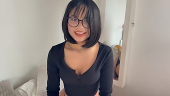 漂亮的动漫女孩让我射在她的大腿上作为赌注的一部分