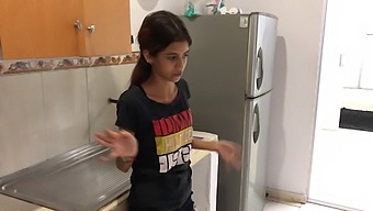 我有我的继妹在我父母刚买的新房子里给我口交。高清色情。